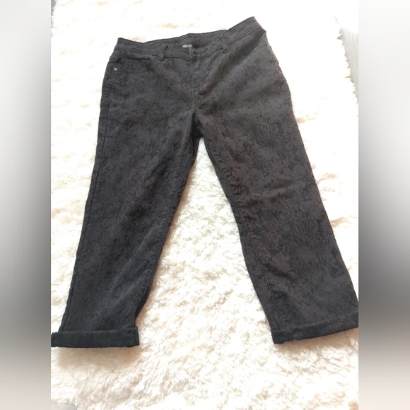 NWOT Simply Vera by Vera Wang woman's size 8 black floral pattern denim capris - Picture 2 of 7